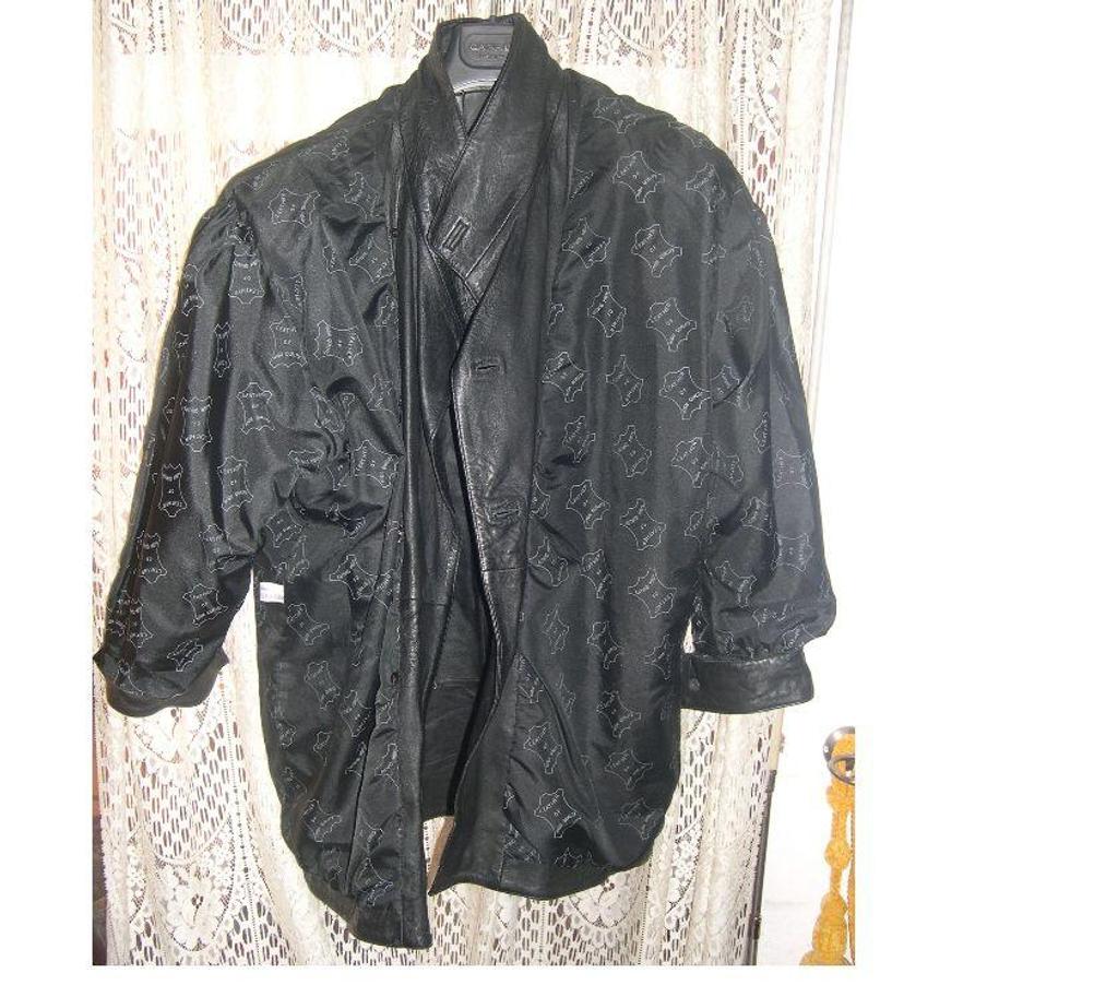 Vêtements occasion Bouches-du-Rhône Aix en Provence - Photos Vivastreet VESTE DAME CUIR VERITABLE VEAU NOIR TAILLE 4