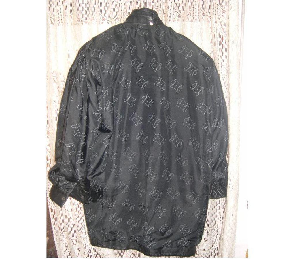 Vêtements occasion Bouches-du-Rhône Aix en Provence - Photos Vivastreet VESTE DAME CUIR VERITABLE VEAU NOIR TAILLE 4