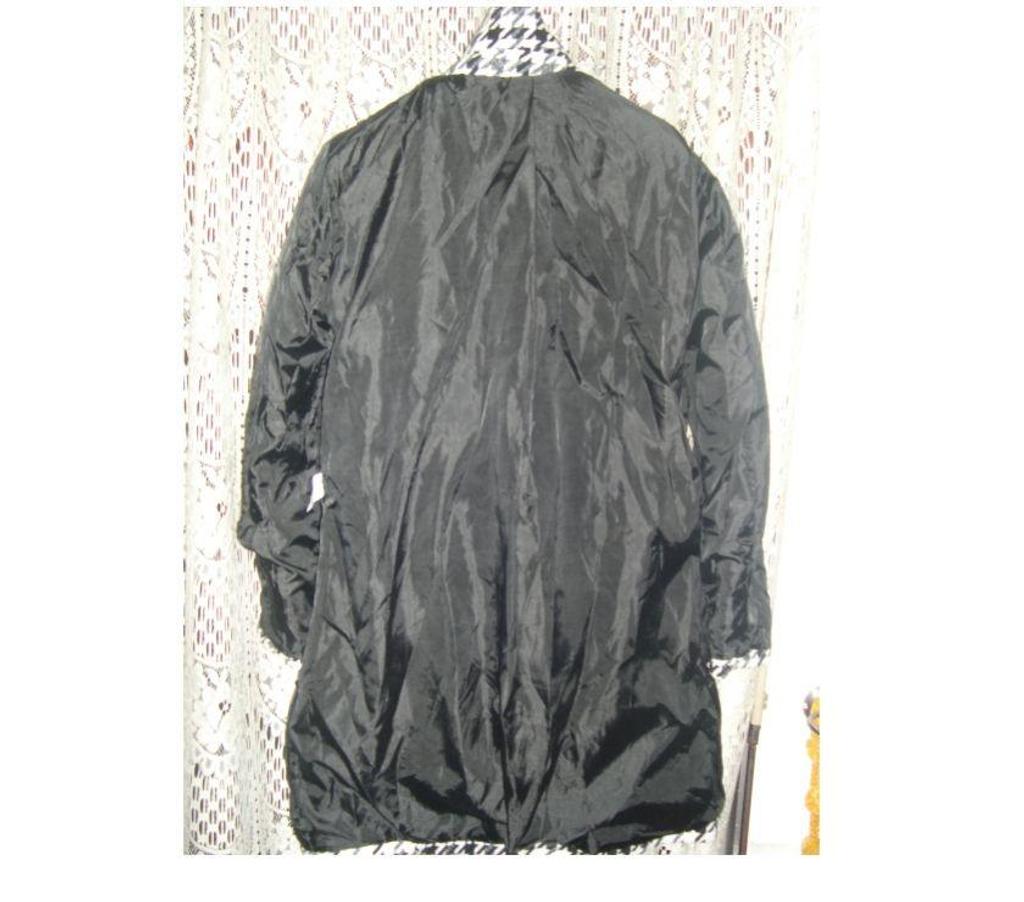 Vêtements occasion Bouches-du-Rhône Aix en Provence - Photos Vivastreet VESTE 34 FEMME PIED DE POULE NOIRBLANC 80 % LAINE