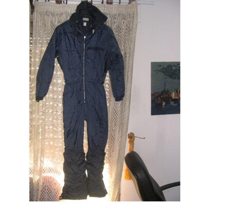 Matériel de sport Bouches-du-Rhône Aix en Provence - Photos Vivastreet COMBINAISON DE SKI UNISEXE TAILLE 40 W QUECHUA NOIRGRIS