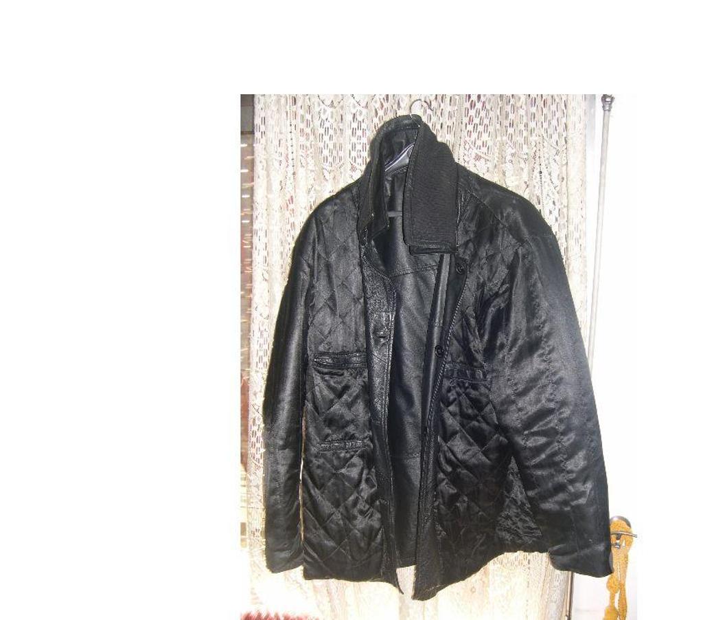 Vêtements occasion Bouches-du-Rhône Aix en Provence - Photos Vivastreet VESTE 100 % CUIRE NOIR TAILLE XL LARGE