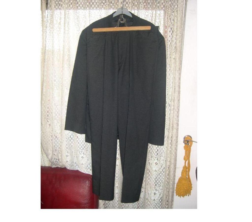 Vêtements occasion Bouches-du-Rhône Aix en Provence - Photos Vivastreet COSTUME MARQUE BRICE 36 % LAINE NOIR TAILLE 54 