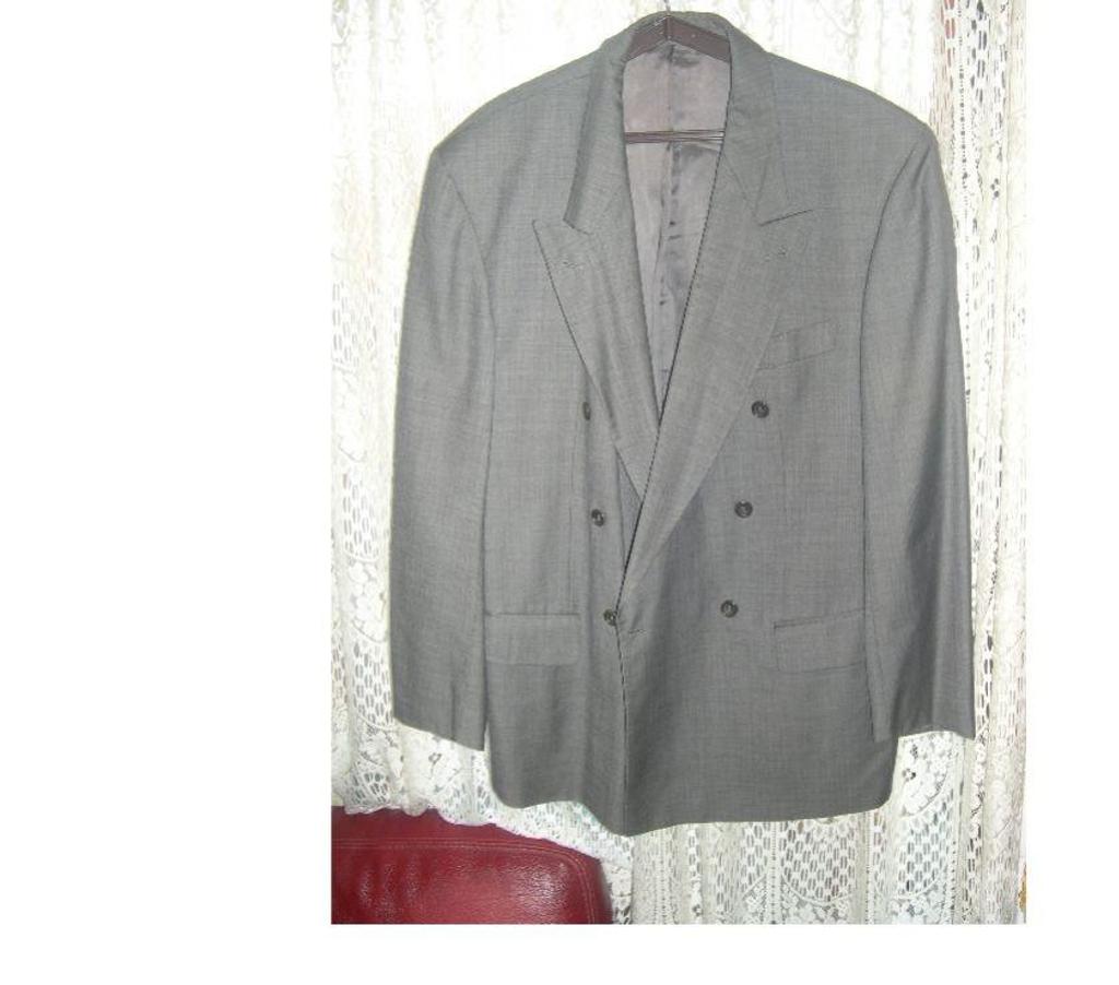 Vêtements occasion Bouches-du-Rhône Aix en Provence - Photos Vivastreet VESTE CROISE HOMME HUGO BOSS GRIS FONCE T54