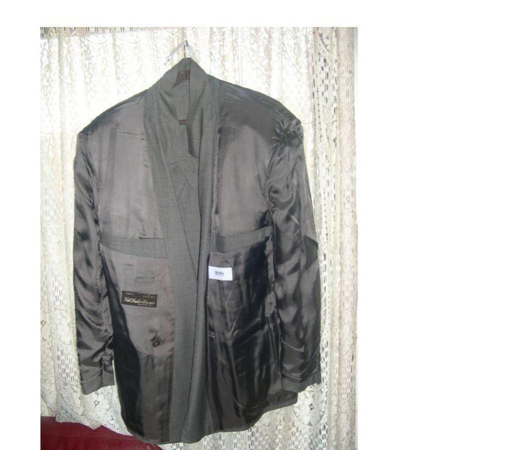 Vêtements occasion Bouches-du-Rhône Aix en Provence - Photos Vivastreet VESTE CROISE HOMME HUGO BOSS GRIS FONCE T54