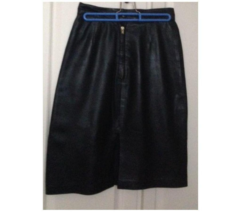 Vêtements occasion Seine-et-Marne Meaux - 77100 - Photos Vivastreet JUPE femme en cuir coloris noir