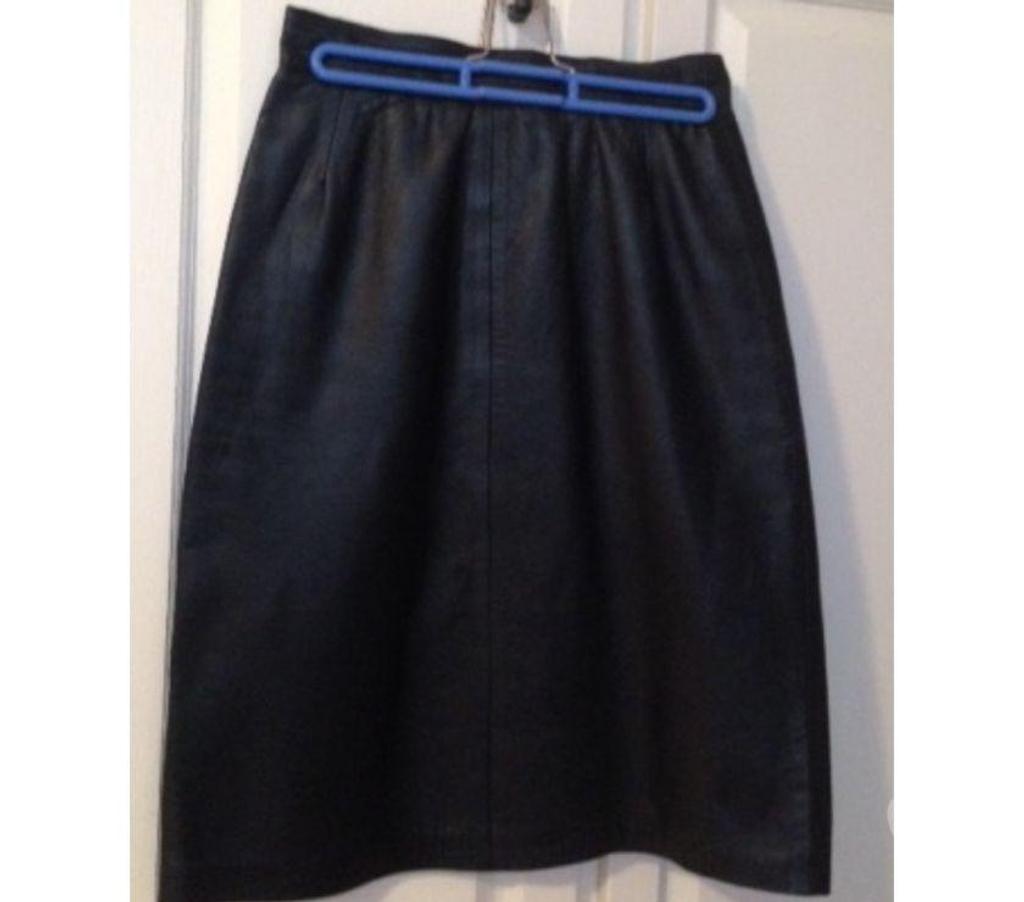 Vêtements occasion Seine-et-Marne Meaux - 77100 - Photos Vivastreet JUPE femme en cuir coloris noir