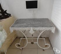 TABLE DE BOUCHER EN FER FORGE AVEC PLATEAU EN MARBRE