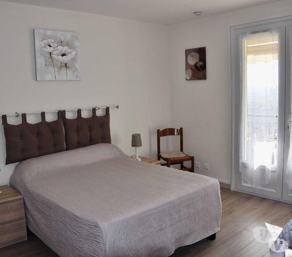 location saisonniere Alpes-de-Haute-Provence Greoux les Bains - 04800 - Photos Vivastreet Studio à Gréoux rénové spacieux lumineux avec balcon