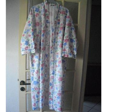 Vêtements occasion Noyelles Godault Pas-de-Calais - Photos Vivastreet robe de chambre femme