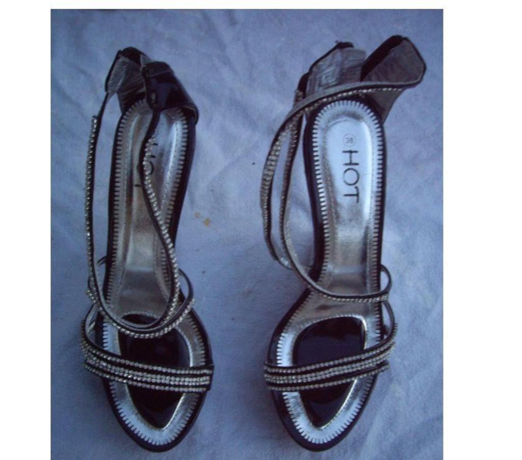 Chaussures Bas-Rhin Bouxwiller - 67330 - Photos Vivastreet Sandales Noir Argenté pt 38 hauts talons-neufs