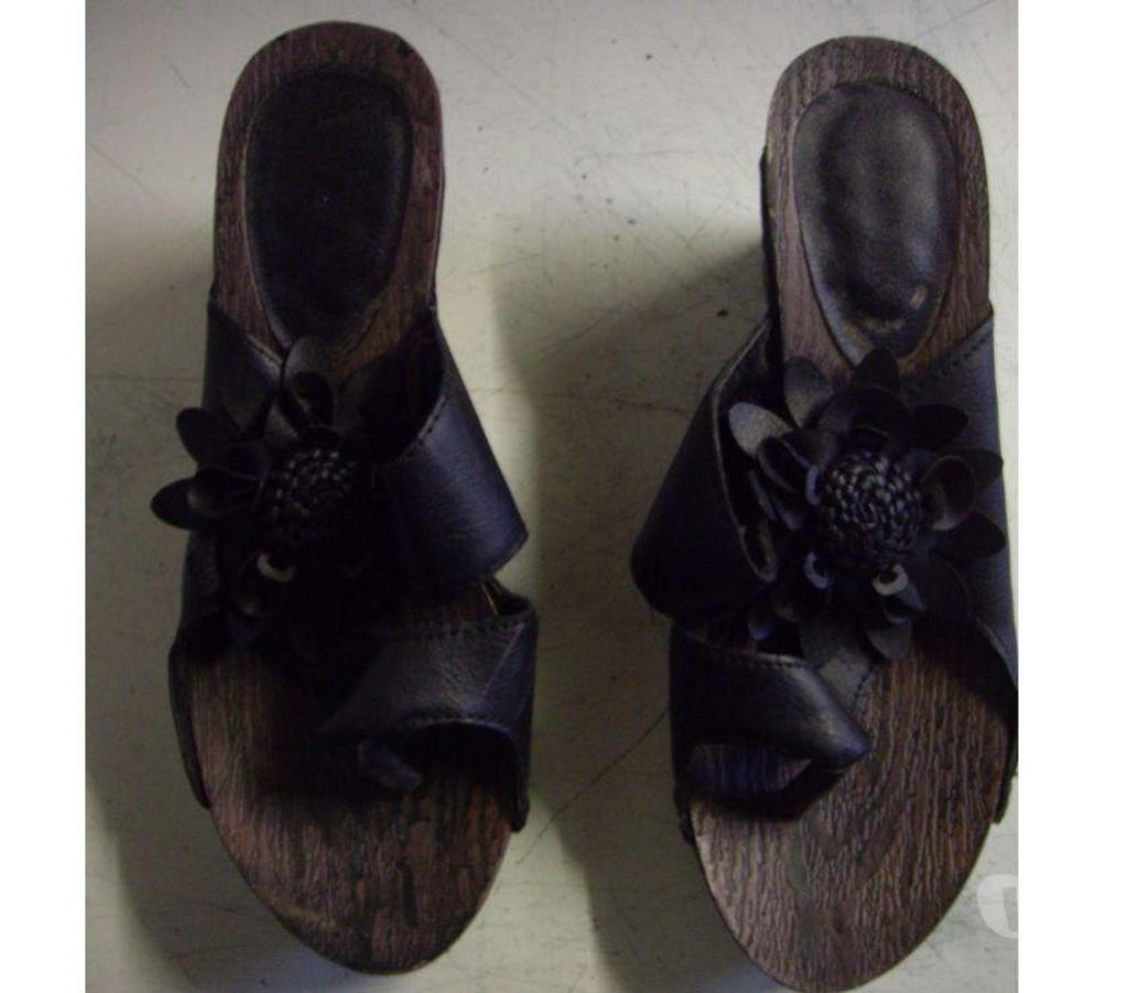 Chaussures Bas-Rhin Bouxwiller - 67330 - Photos Vivastreet Sabots entredoigts Noir à Fleurs pt 37-3 €