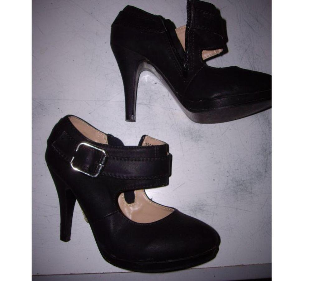 Chaussures Bas-Rhin Bouxwiller - 67330 - Photos Vivastreet Escarpins Noir à boucle talon 10 cm pt 38 à 7 €