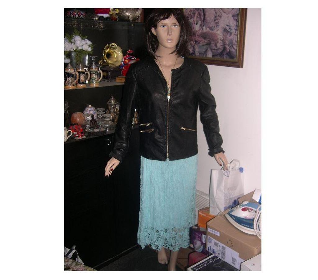Vêtements occasion Bouches-du-Rhône Aix en Provence - Photos Vivastreet BLOUSON DE BIKER SIMILI CUIR NOIR ETAM TAILLE 34