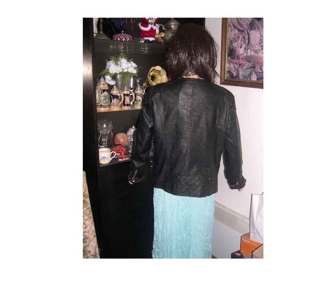 Vêtements occasion Bouches-du-Rhône Aix en Provence - Photos Vivastreet BLOUSON DE BIKER SIMILI CUIR NOIR ETAM TAILLE 34
