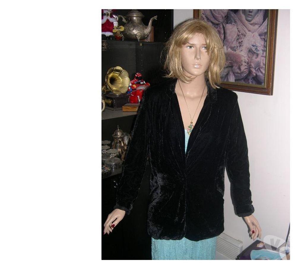 Vêtements occasion Bouches-du-Rhône Aix en Provence - Photos Vivastreet VESTE FEMME EN VELOURS NOIR UN BOUTON TAILLE 40