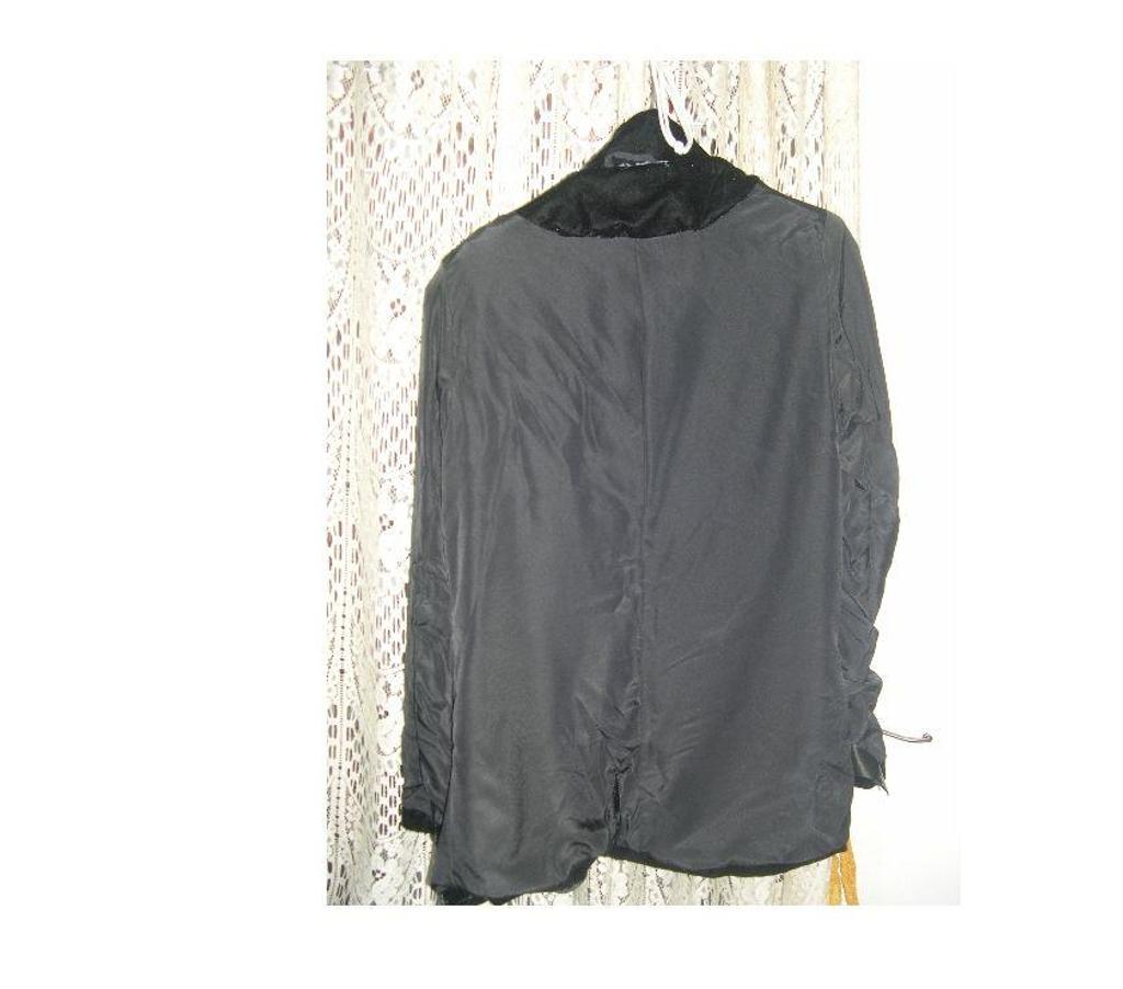 Vêtements occasion Bouches-du-Rhône Aix en Provence - Photos Vivastreet VESTE FEMME EN VELOURS NOIR UN BOUTON TAILLE 40