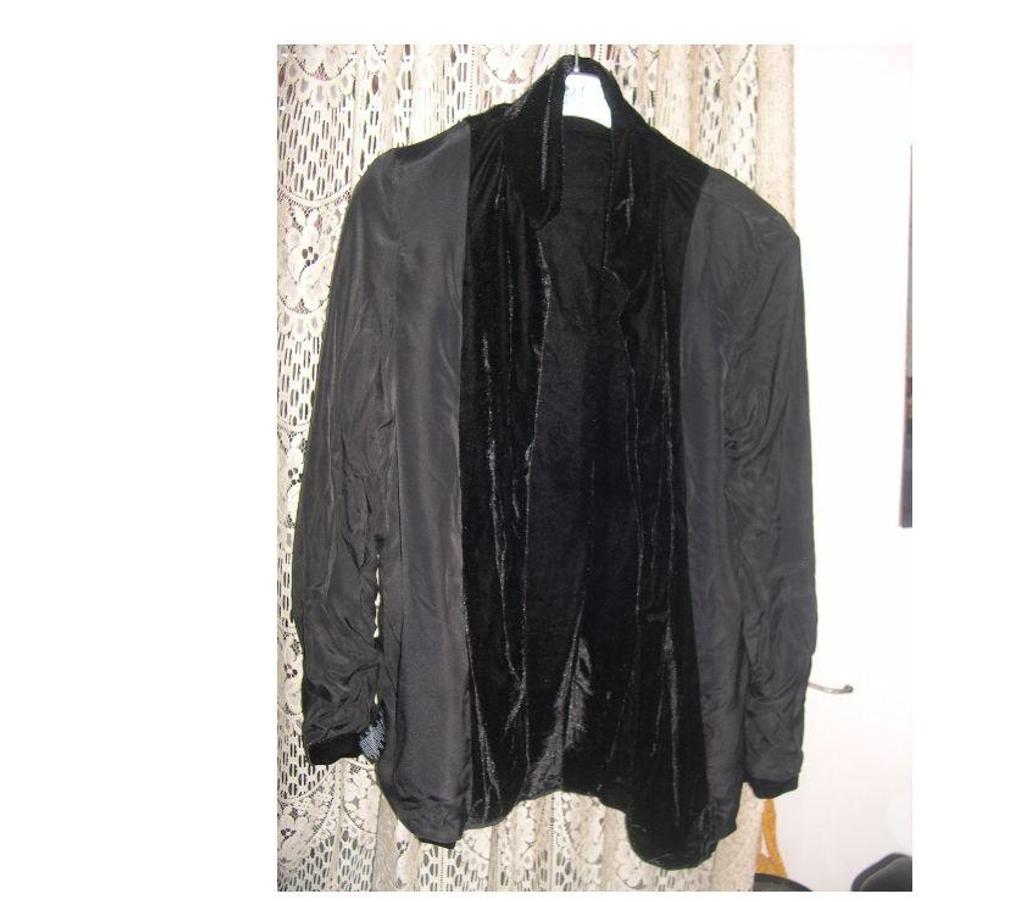 Vêtements occasion Bouches-du-Rhône Aix en Provence - Photos Vivastreet VESTE FEMME EN VELOURS NOIR UN BOUTON TAILLE 40