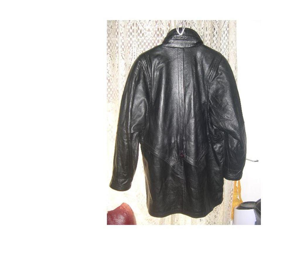 Vêtements occasion Bouches-du-Rhône Aix en Provence - Photos Vivastreet VESTE NOIR CUIRE 100 % FEMME MARQUE VERA PELLE TAILLE 40 