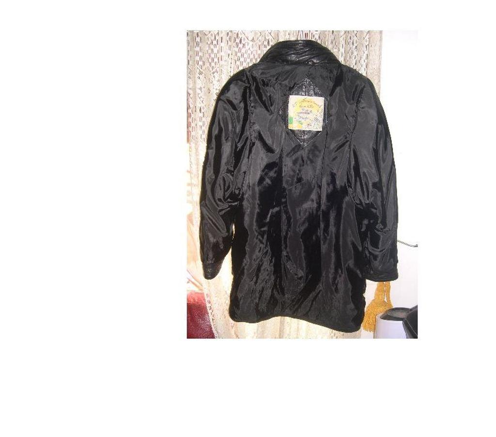 Vêtements occasion Bouches-du-Rhône Aix en Provence - Photos Vivastreet VESTE NOIR CUIRE 100 % FEMME MARQUE VERA PELLE TAILLE 40 