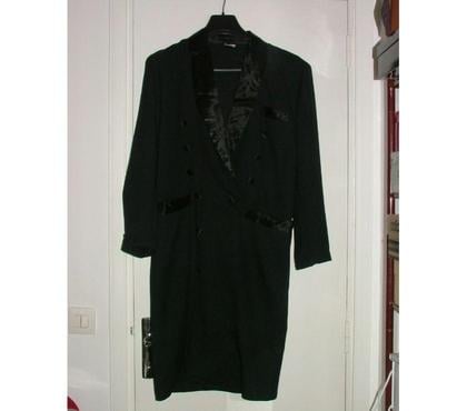 Vêtements occasion Le Kremlin Bicetre Val-de-Marne - Photos Vivastreet Robe noire DAVE style redingote T1