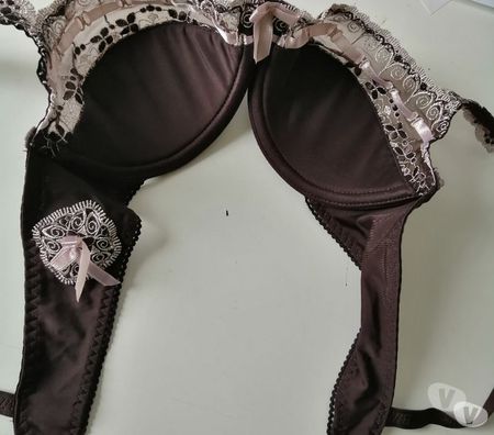 Vêtements occasion Val-d'Oise Bernes sur Oise - 95340 - Photos Vivastreet SOUTIEN GORGE ( FRANÇAIS) TRICOLORE & BRODERIE TAILLE 90B