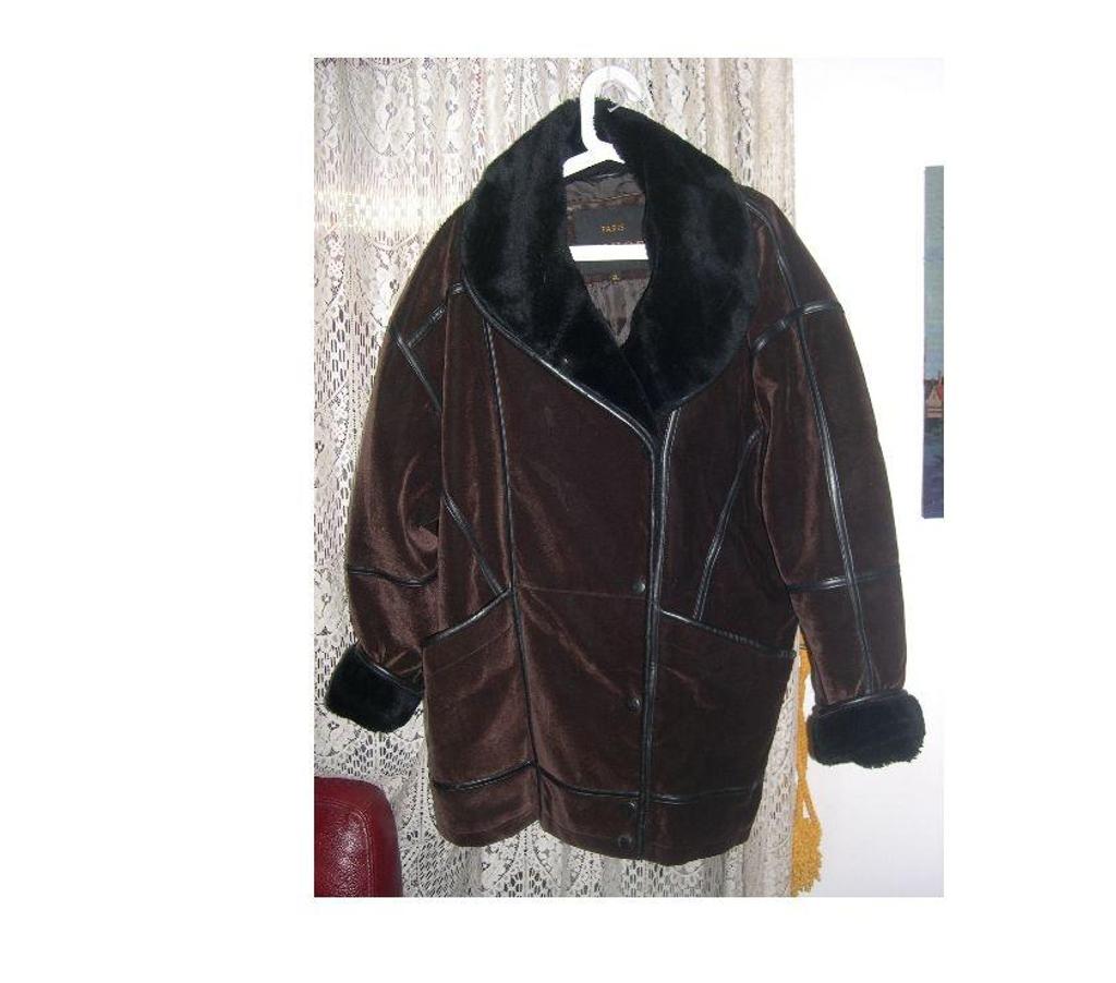 Vêtements occasion Bouches-du-Rhône Aix en Provence - Photos Vivastreet CABAN FEMME DAIM MARRON FONCE MARQUE LUXOR PARIS XL 