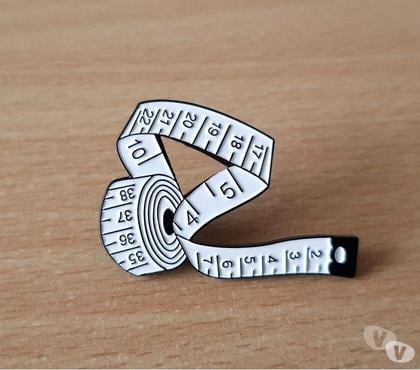 Bijoux Carnon Hérault - Photos Vivastreet badge broche pins pin's en métal mètre couturière blanc