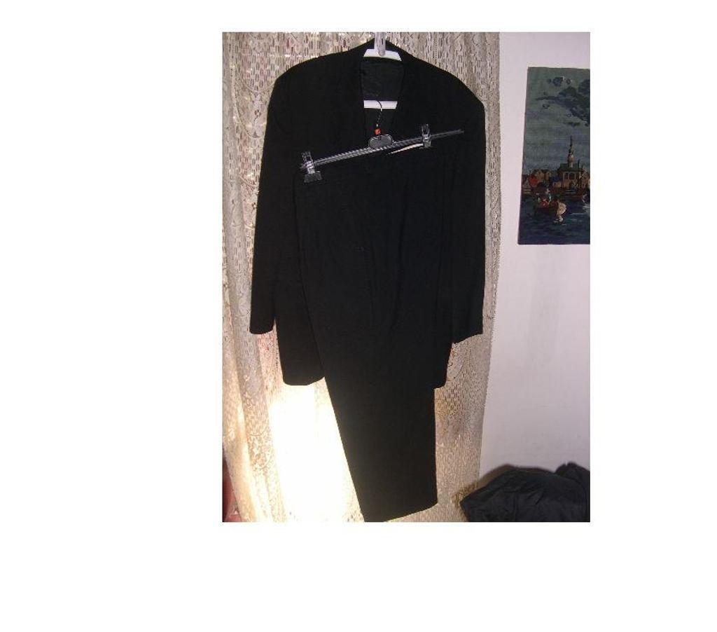 Vêtements occasion Bouches-du-Rhône Aix en Provence - Photos Vivastreet COSTUME HOMME NOIR YVES SAINT LAURENT VESTE 56 PANTALON 48