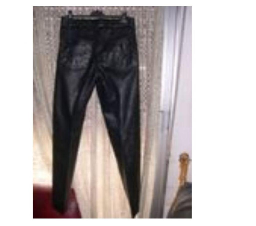 Vêtements occasion Bouches-du-Rhône Aix en Provence - Photos Vivastreet PANTALON DAME CUIR NOIR TAILLE 32 