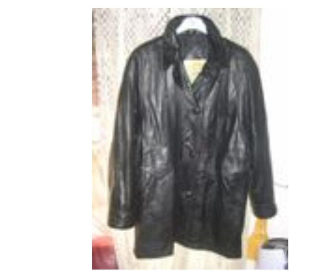 Vêtements occasion Bouches-du-Rhône Aix en Provence - Photos Vivastreet VESTE NOIR CUIR 100 % FEMME MARQUE VERA PELLE TAILLE 40