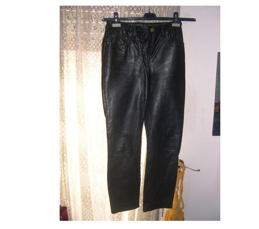 Vêtements occasion Bouches-du-Rhône Aix en Provence - Photos Vivastreet ENSEMBLE TAILLEUR FEMME 100 % CUIR NOIR VESTE PANTALON 38 