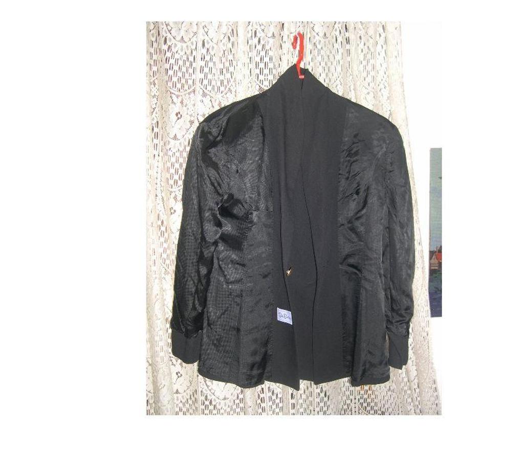 Vêtements occasion Bouches-du-Rhône Aix en Provence - Photos Vivastreet VESTE FEMME NOIR BETTY BARCLAY TAILLE 38 BOUTON DORE 