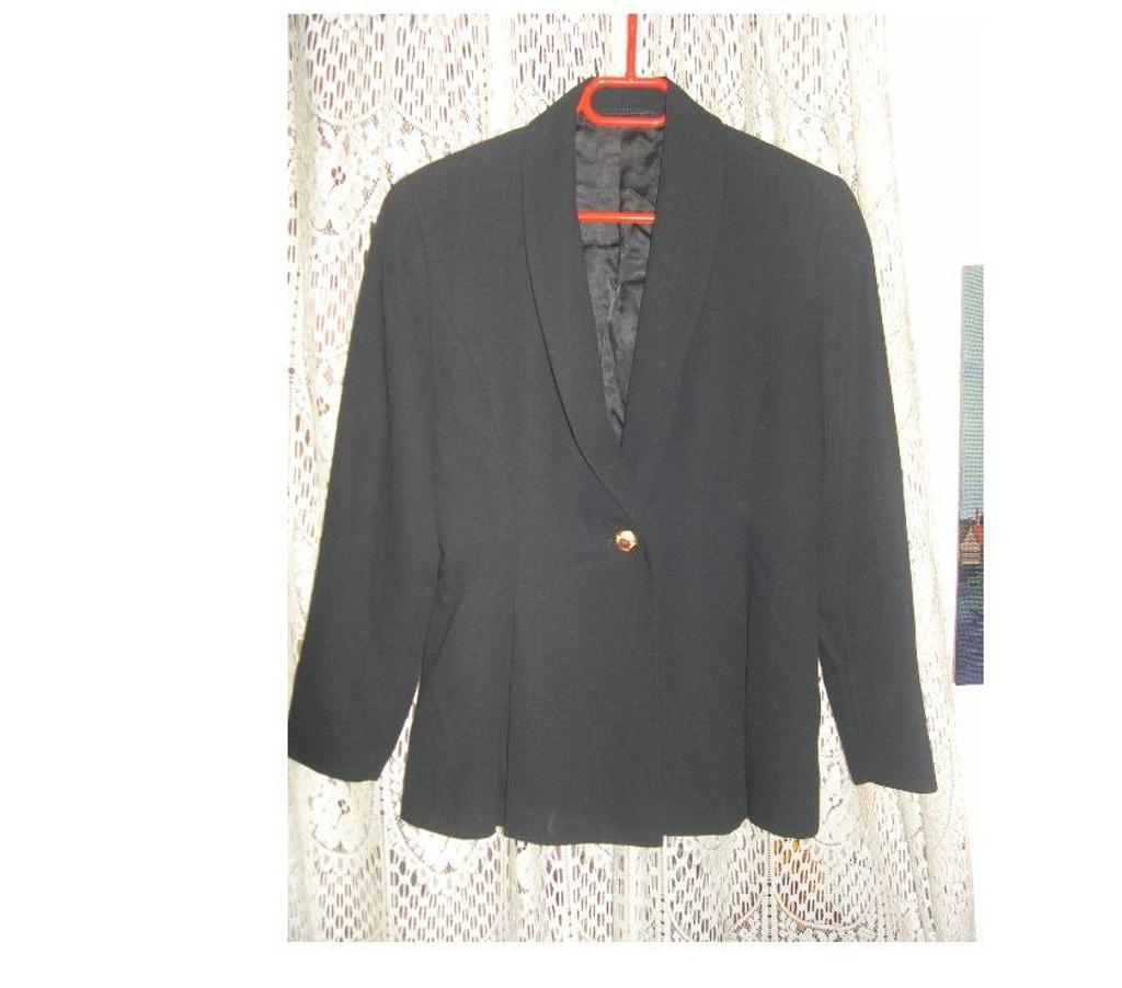 Vêtements occasion Bouches-du-Rhône Aix en Provence - Photos Vivastreet VESTE FEMME NOIR BETTY BARCLAY TAILLE 38 BOUTON DORE 