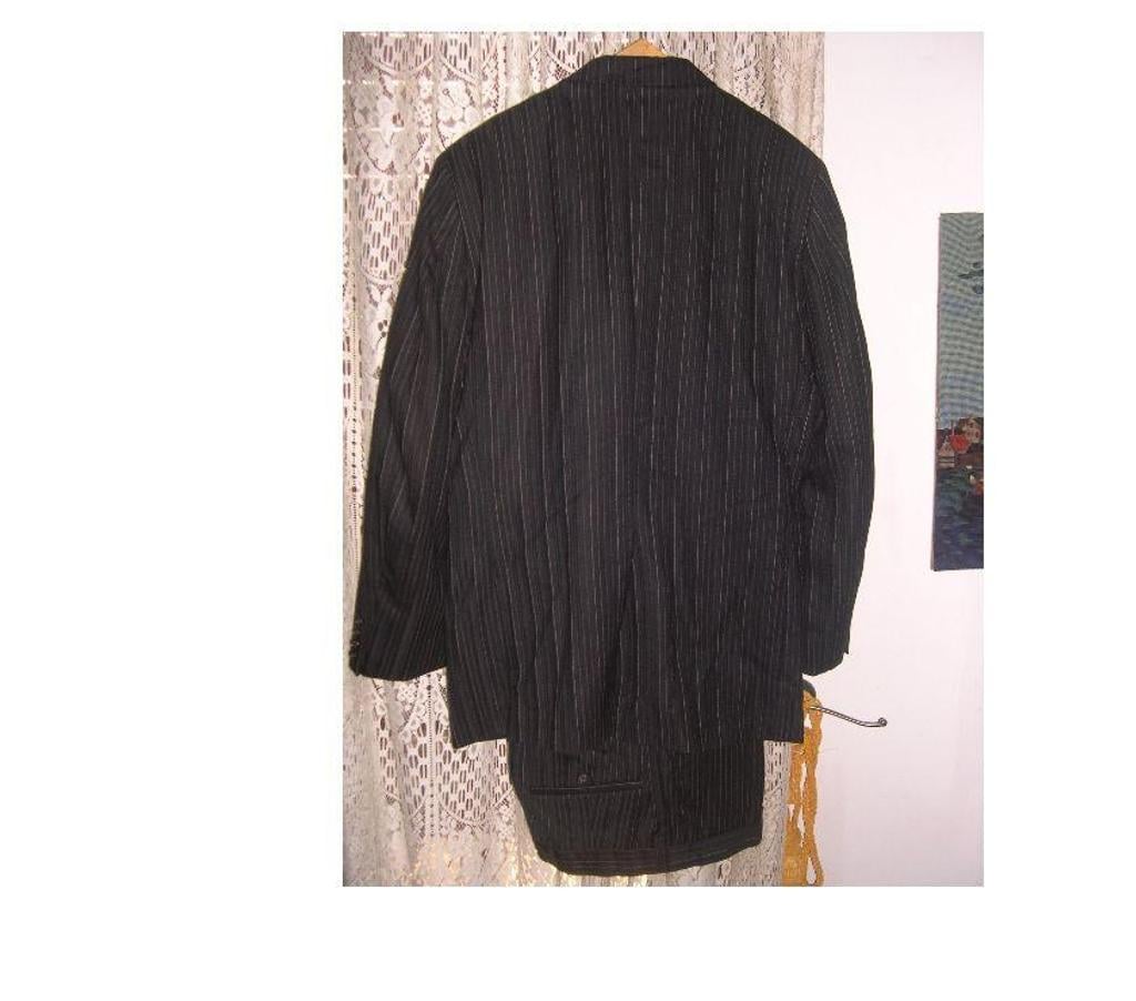 Vêtements occasion Bouches-du-Rhône Aix en Provence - Photos Vivastreet COSTUME GRIS FONCE A RAYURES EN LAINE VESTE 44 PANTALON