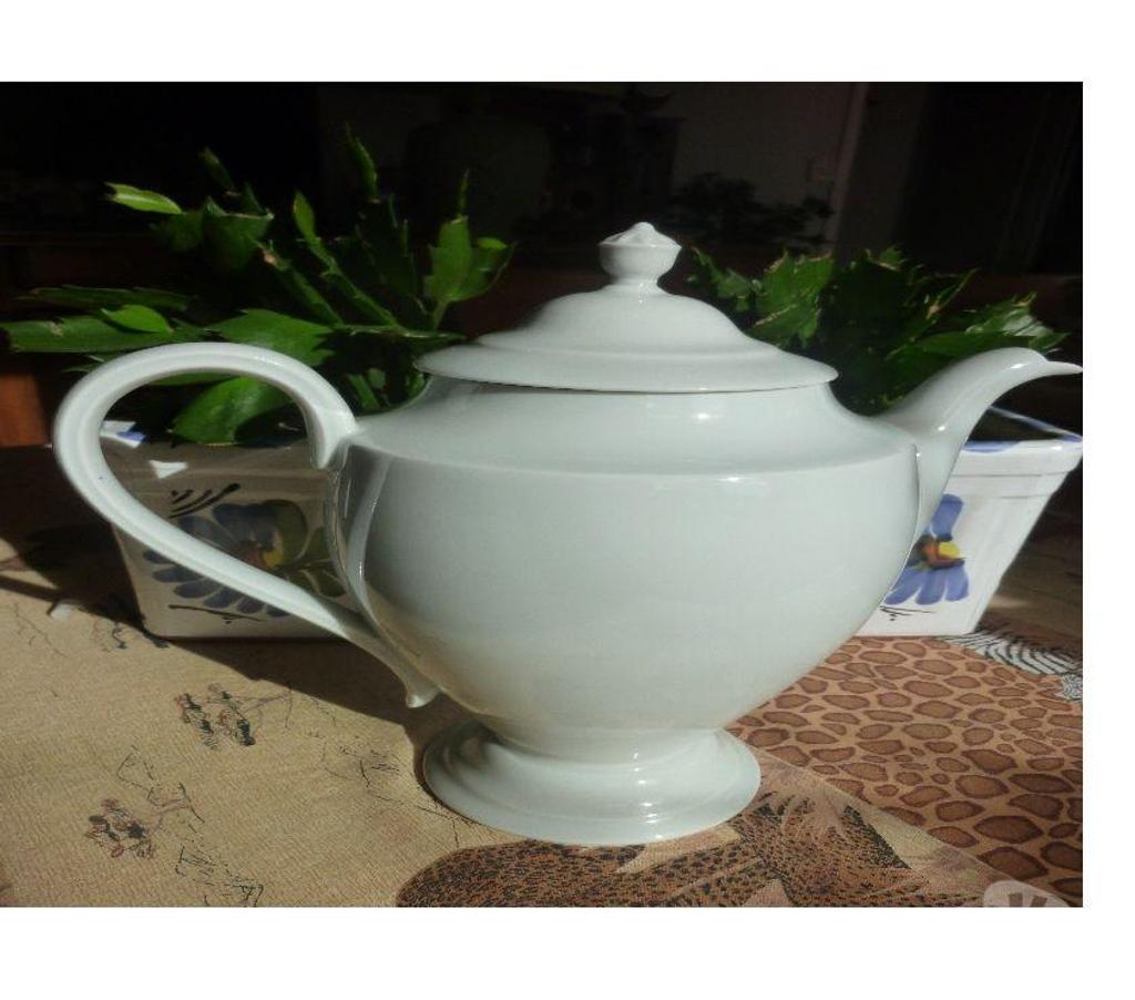 Ameublement & art de la table Rhône La Mulatiere - 69350 - Photos Vivastreet Verseuse théière NEUVE en porcelaine blanche de Limoges