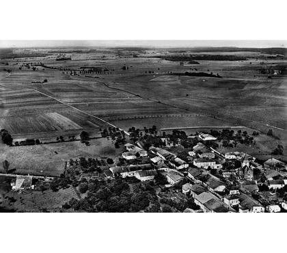 Collections Urville Vosges - Photos Vivastreet Urville - vue semi-aerienne, N & B argentique, 27x45cm, 1957