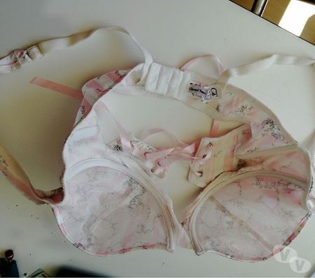 Vêtements occasion Val-d'Oise Bernes sur Oise - 95340 - Photos Vivastreet TOP BRASSIERE MULTICOLORE DE CHEZ CHANTAL THOMASS TAILLE 95C