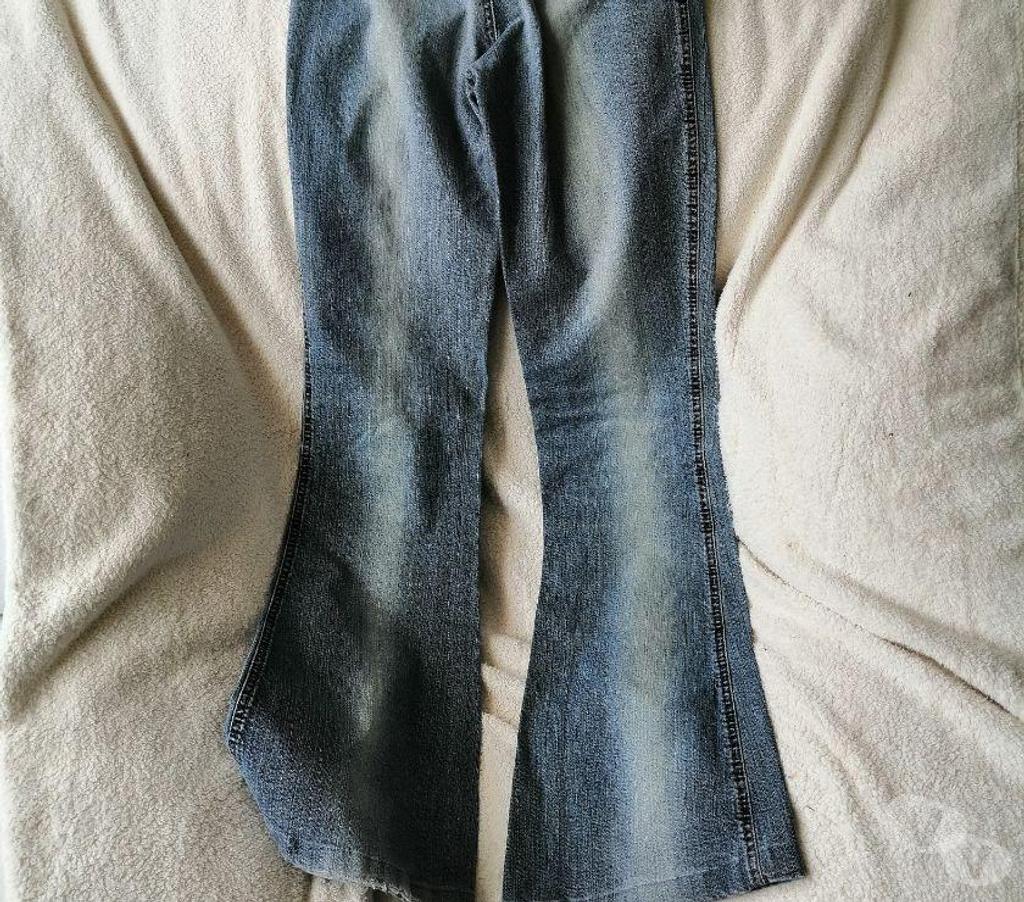 Vêtements occasion Val-d'Oise Bernes sur Oise - 95340 - Photos Vivastreet Pantalon Jeans TRF DENIM Patte D' Éléphant Taille 38