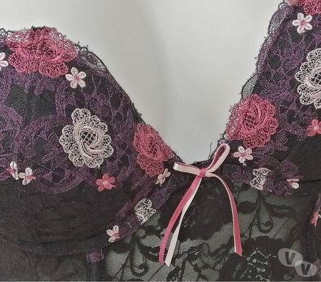 Vêtements occasion Val-d'Oise Bernes sur Oise - 95340 - Photos Vivastreet BUSTIER AUX MOTIFS FLORAUX DENTELLE NEUF Taille 90D