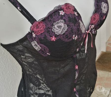 Vêtements occasion Val-d'Oise Bernes sur Oise - 95340 - Photos Vivastreet BUSTIER AUX MOTIFS FLORAUX DENTELLE NEUF Taille 90D