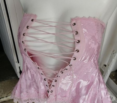 Vêtements occasion Val-d'Oise Bernes sur Oise - 95340 - Photos Vivastreet Bustier FREDERICK'S Of HOLLYWOOD ROSE FLEURS