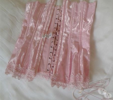 Vêtements occasion Val-d'Oise Bernes sur Oise - 95340 - Photos Vivastreet Bustier FREDERICK'S Of HOLLYWOOD ROSE FLEURS
