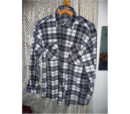 Vêtements occasion Aix en Provence Aix en Provence - Photos Vivastreet SURCHEMISE POLAIRE HOMME BOUTONNEE A CARREAUX 46 XXL