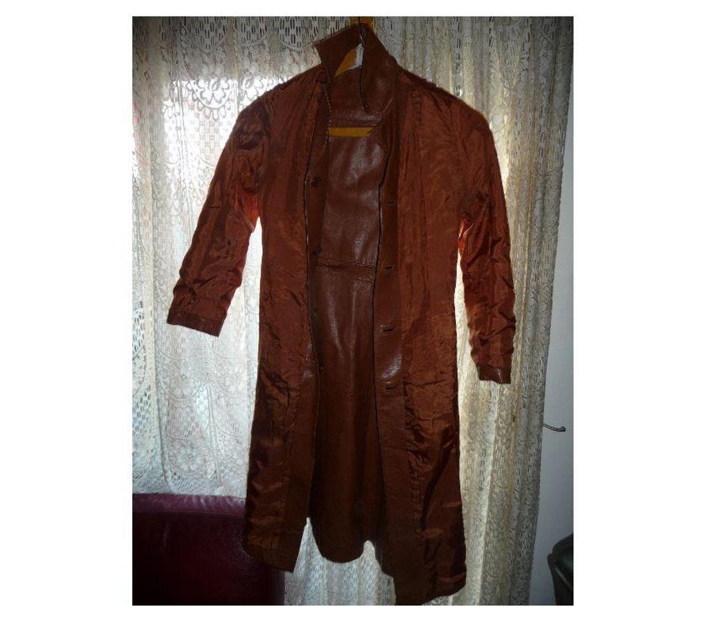 Vêtements occasion Bouches-du-Rhône Aix en Provence - Photos Vivastreet MANTEAU LEGER 100 % CUIR MARRON FEMME TAILLE 38 40