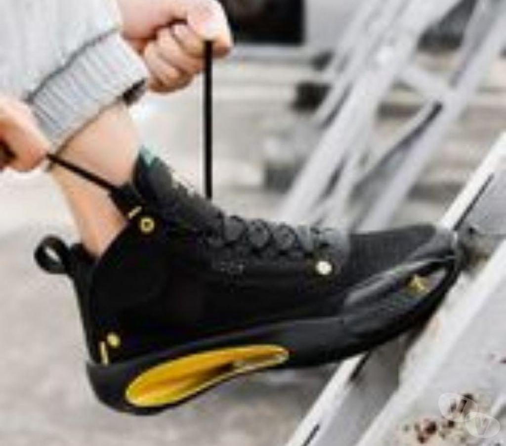 Chaussures Bouches-du-Rhône Aix en Provence - Photos Vivastreet CHAUSSURES BASKET HAUTE NIKE NOIRJAUNE POINTURE 45 NEUVE.