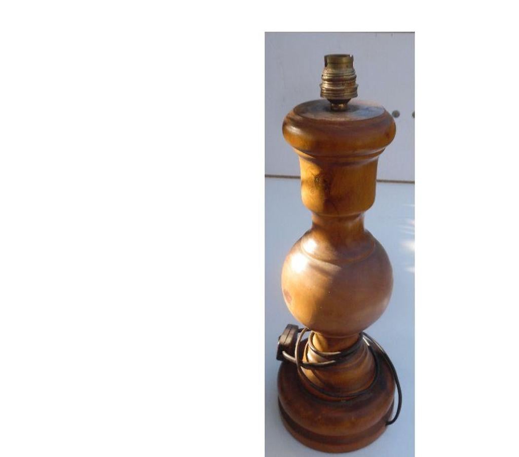 Décoration - art Hérault Castries - 34160 - Photos Vivastreet LAMPE DE CHEVET ANCIENNE CONTRÔLÉE EN BOIS SANS ABAT JOUR 