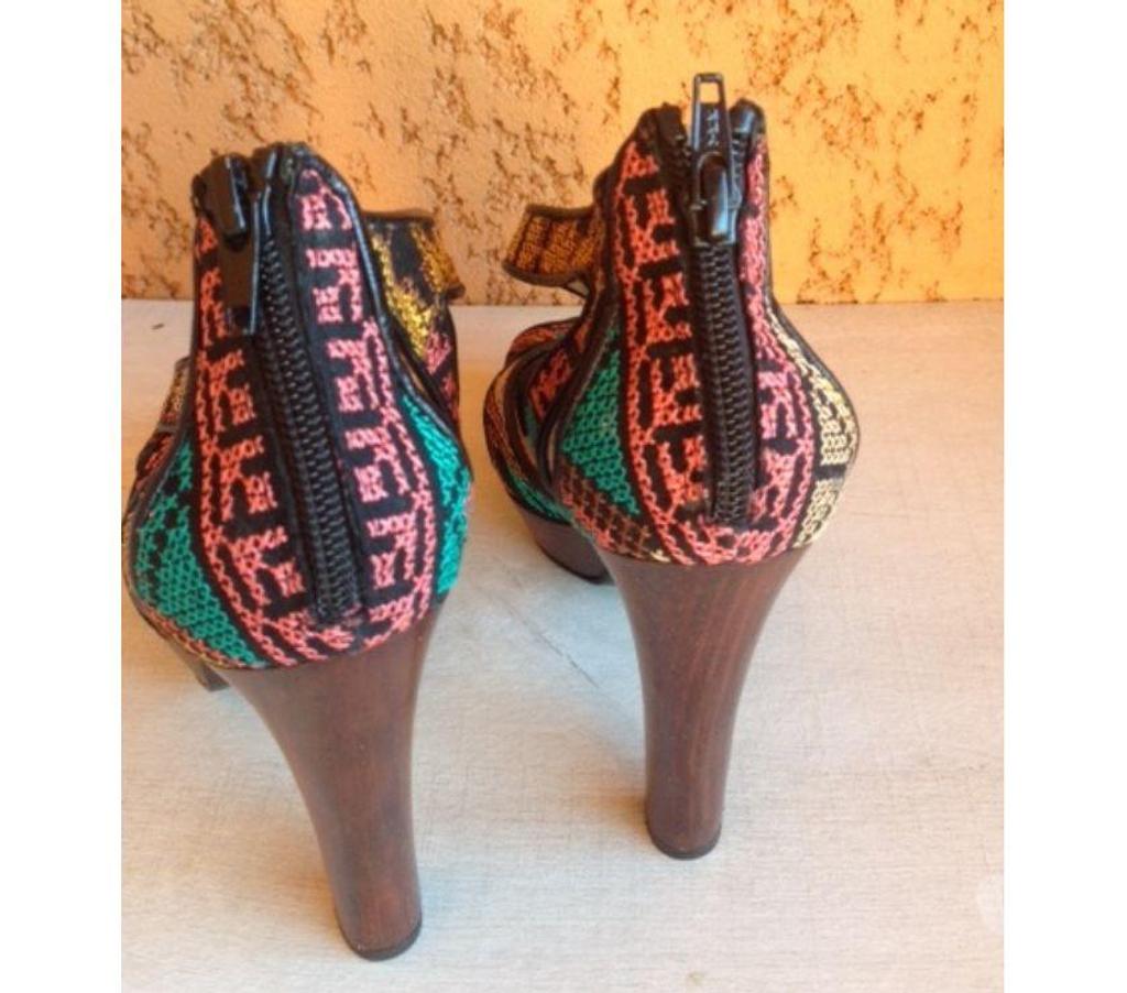 Chaussures Seine-et-Marne Meaux - 77100 - Photos Vivastreet CHAUSSURES SANDALES Minelli taille 38