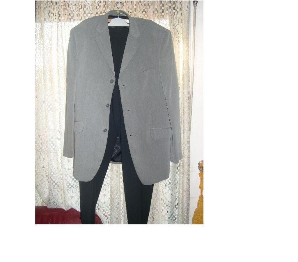 Vêtements occasion Bouches-du-Rhône Aix en Provence - Photos Vivastreet MAGNIFIQUE ENSEMBLE DEMIE SAISON 54VESTEPANTALON GRIS NOIR
