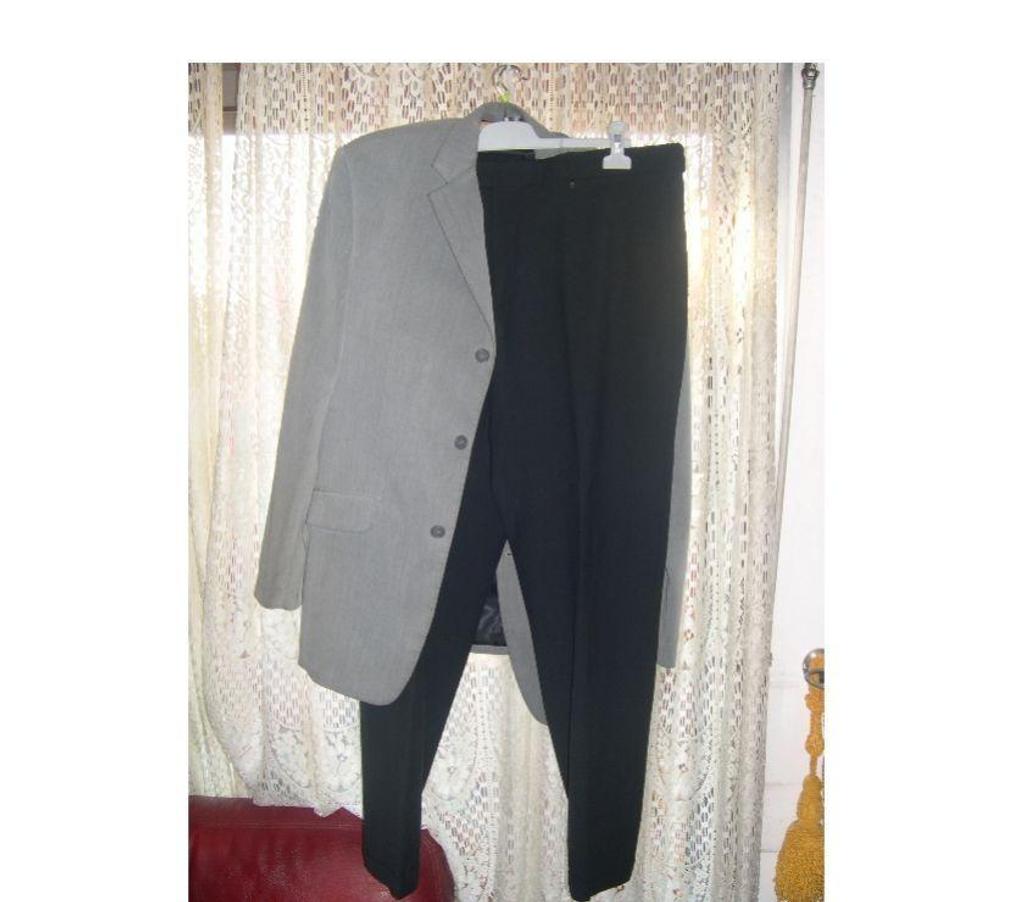 Vêtements occasion Bouches-du-Rhône Aix en Provence - Photos Vivastreet MAGNIFIQUE ENSEMBLE DEMIE SAISON 54VESTEPANTALON GRIS NOIR