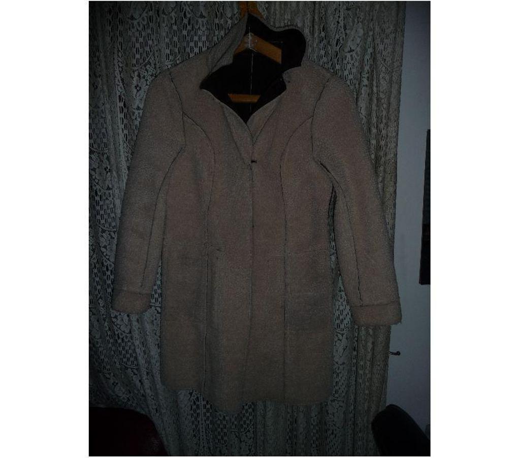 Vêtements occasion Bouches-du-Rhône Aix en Provence - Photos Vivastreet MANTEAU FOURREE LONG FEMME TAILLE 42 COULEUR MARRON FONCE